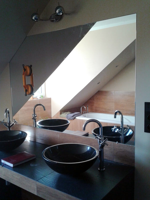 Trapezowe lustro do lazienki na poddaszu naklejane na ścianę