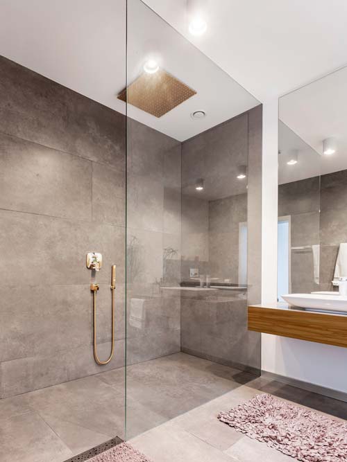 Kabina walk-in w nowoczesnej łazience