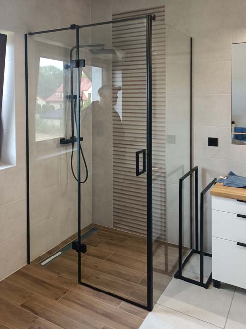 Kabina prysznicowa z czarnymi zawiasami