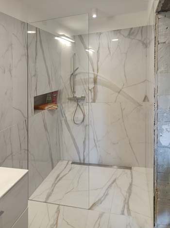 Kabina typu walk-in w białej marmurowej łazience