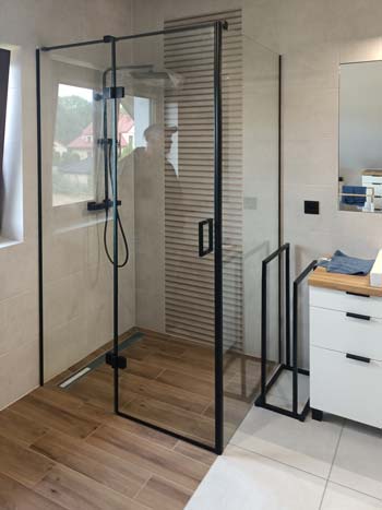 Nowoczesna kabina narożna z czarnymi okuciami