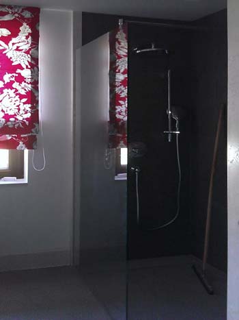 Kabina walk-in z chromowanymi okuciami