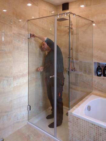 Kabina prysznicowa na wymiar z parawanem nawannowym