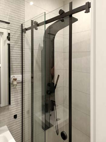 Kabina prysznicowa z systemem przesuwnym czarnym