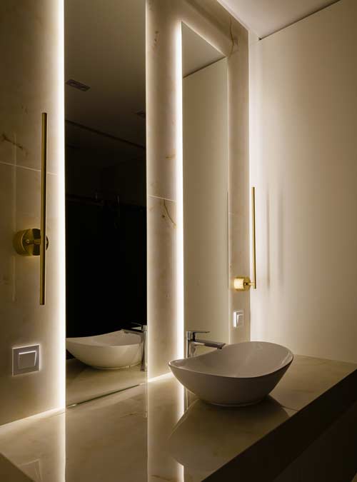 Lustro podświetlane wykonane na wymiar do nowoczesnej łazienki