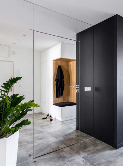 Lustra przyklejona na ściany i drzwi w nowoczesnym przedpokoju