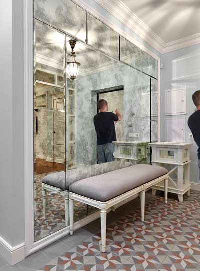 Lustro postarzane wykonane na wymiar w przedpokoju