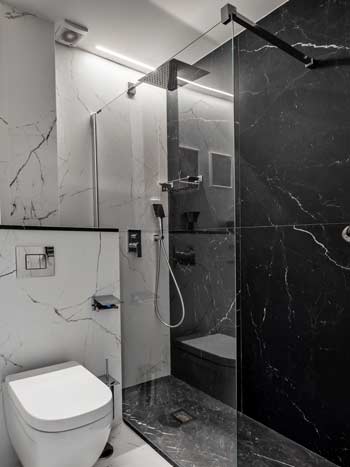 Kabina prysznicowa walk-in w czarno-białej łazience z marmurem