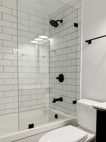 Szyba na wannę w nowoczesnej łazience