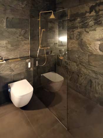 Kabina prysznicowa walk-in w nowoczesnej łazience, szklarz Radzymin