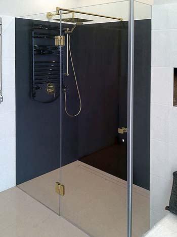 Kabina prysznicowa wnękowa ze złotymi okuciami. Szklarz Radzymin