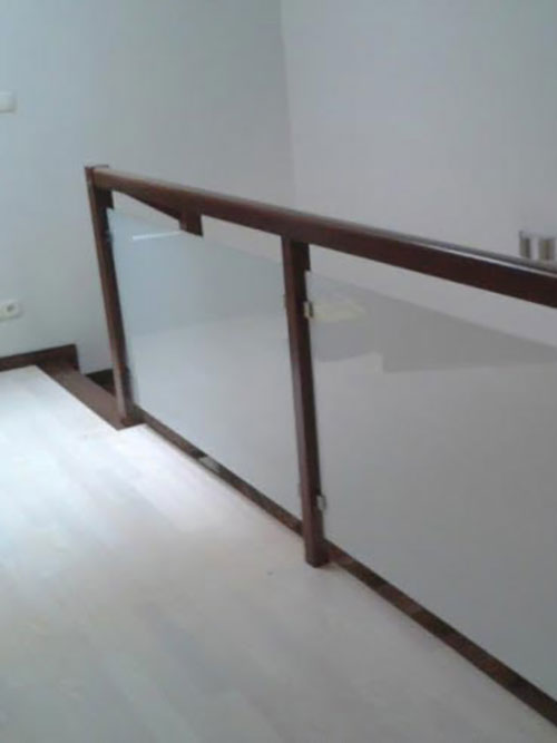 Mleczne panele szklane w balustradzie, Szklarz Radzymin
