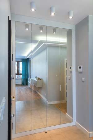 Szafy w korytarzy wyklejone lustrami, Szklarz Radzymin