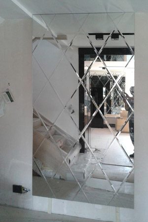 Lustro fazowane z rombów glamour na ścianie Radzymin