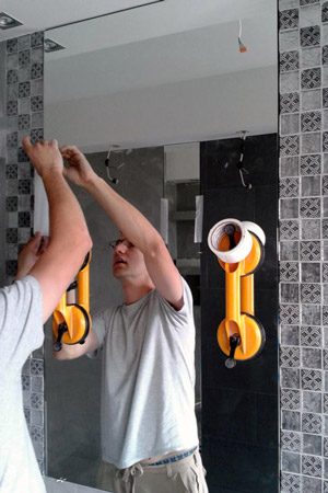 Szklarz montujący lustro na wymiar w łazience Wołomin