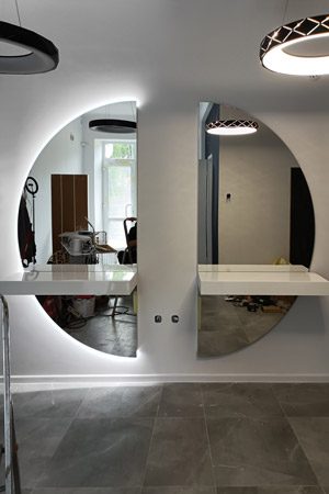 Półokrągłe lustro podświetlane LED z półką Radzymin