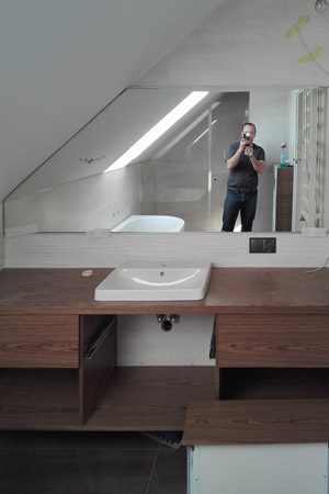 Lustro trapezowe w łazience na poddaszu Radzymin