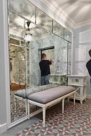 Lustro postarzane na ścianie w przedpokoju