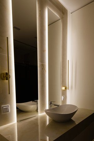 Lustra na wymiar podświetlane w nowoczesnej łazience Radzymin
