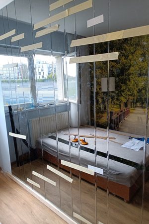 Lustra na wymiar na ścianie w sypialni