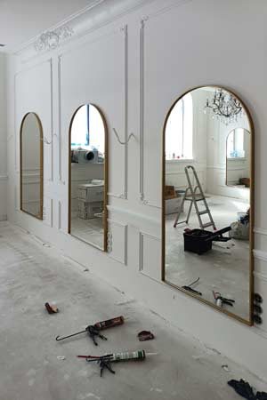 Lustra z łukiem w zakładzie fryzjerskim