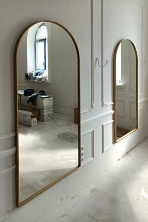 Lustra z łukiem w zakładzie fryzjerskim