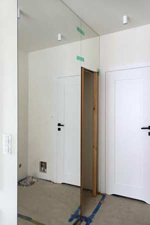 Ściany przedpokoju wyklejone lustrami