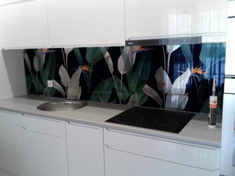 Nowoczesna grafika na szkle do kuchni, z motywem liści