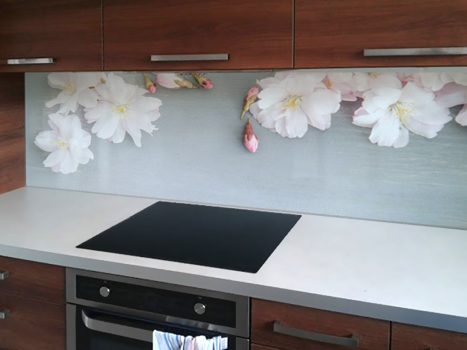 Szkło z nadrukiem kwiatów w nowoczesnej kuchni