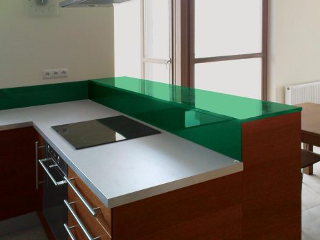Ciemno zielone szkło w nowoczesnej kuchni, Szklarz Radzymin