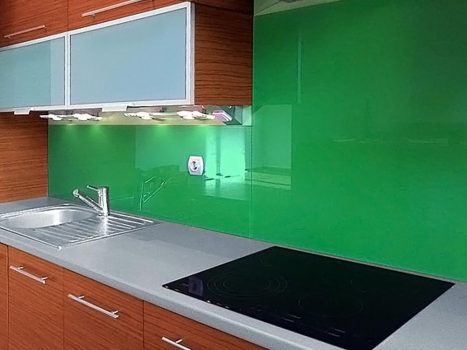 Zielone szklane panele kuchenne