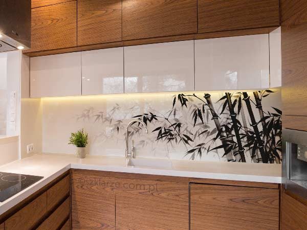 Panel szklany w kolorze ecru, z nadrukiem czarnych bambusów, w nowoczesnej drewnianej kuchni. Szklarz Radzymin