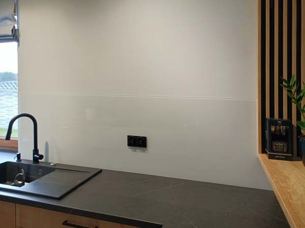 Białe szkło na ścianie w nowoczesnej kuchni. Szklarz Radzymin