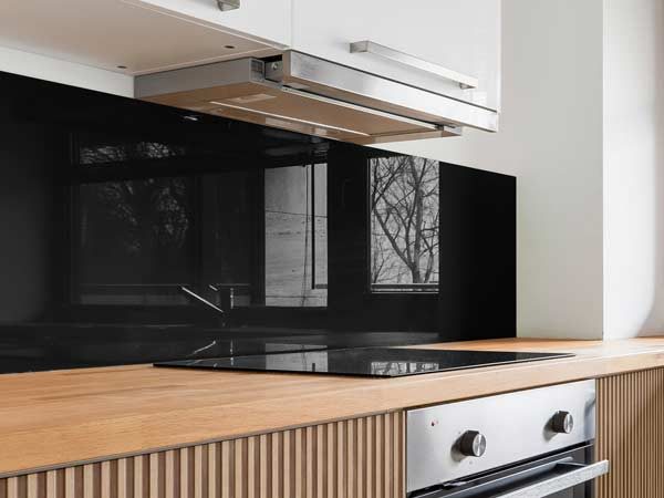 Czarny Lacobel w nowoczesnej kuchni. Szklarz Radzymin