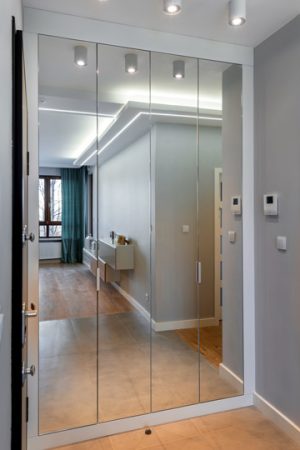 Lustra na szafach w przedpokoju